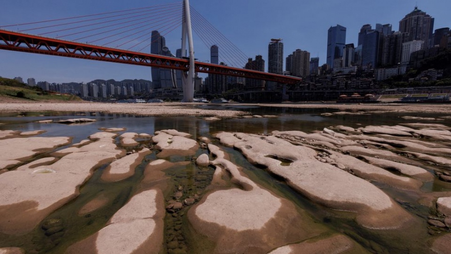 Sông cạn trơ đáy vì hạn hán nghiêm trọng ở Trung Quốc